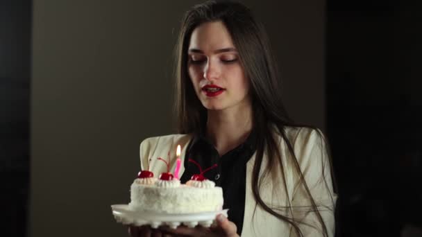 Vacker Flicka Med Tårta Händerna Det Hennes Födelsedag Vit Tårta — Stockvideo