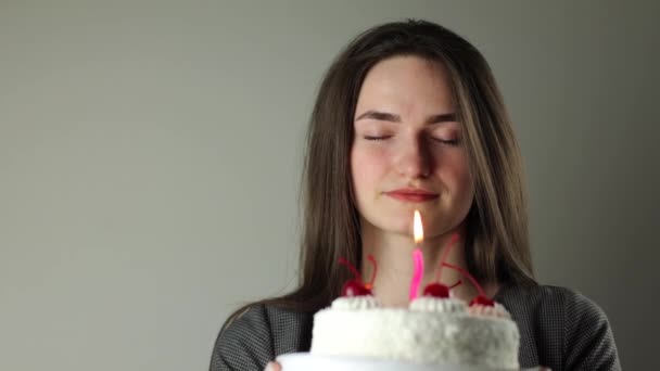 Piękna Dziewczyna Tortem Rękach Jej Urodziny Białe Ciasto Nagranie Studia — Wideo stockowe