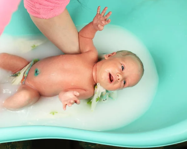Novorozené Dítě Novorozený Chlapeček Plavající Vodě První Dny Života Dvoutýdenního — Stock fotografie