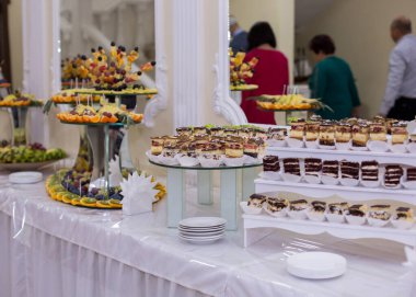 Büfe masası. Çeşitli tatlı atıştırmalıkları. Düğün ziyafeti, zengin yemekler. Açık büfe. İştah açıcı tatlılar. Güzel masa.