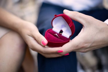 Düğün günü. Gelin ve damadın elleri bir arada. Tören, aşkım. Eller yukarı.