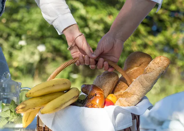 Openluchtrecreatie Picknick Tuin Een Houten Mand Met Fruit Een Stokbrood — Stockfoto