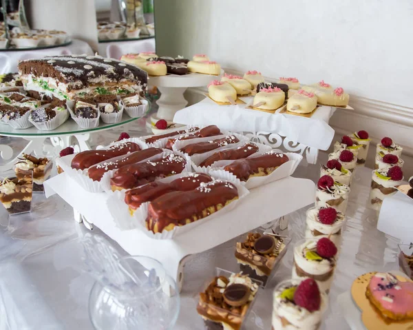 Buffettafel Diverse Dessertsnacks Bruiloftsbanket Rijke Keuken Een Buffet Lekkere Desserts — Stockfoto
