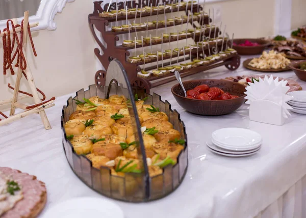 Bufetový Stůl Různé Masové Svačinky Svatební Hostina Bohatá Kuchyně Bufet — Stock fotografie