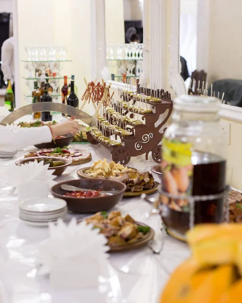 Büfe Masası Çeşitli Mezeler Düğün Ziyafeti Zengin Yemekler Açık Büfe — Stok fotoğraf