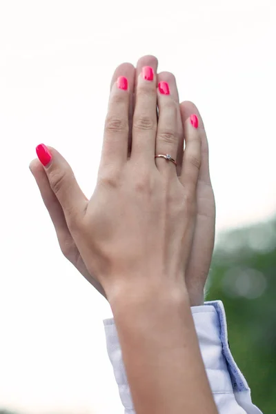 Bröllopsdag Händerna Brud Och Brudgum Tillsammans Ceremoni Kärlek Närbild Händer — Stockfoto