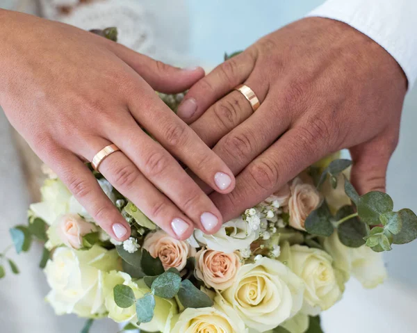 結婚式の日 花嫁と新郎の手を一緒に 手を閉じて — ストック写真