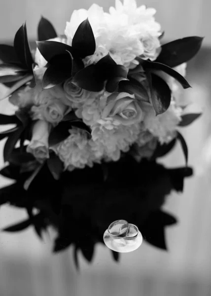 Wedding Rings Background Bouquet Wedding Details Preparation Ceremony Wedding Rings — Stock Photo, Image