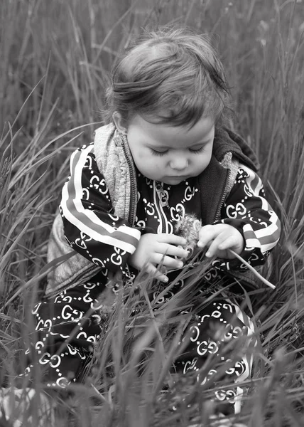 Ett Litet Barn Ett Gammalt Sitter Det Stora Gräset Ett — Stockfoto