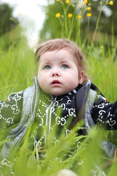 Ett Litet Barn Ett Gammalt Sitter Det Stora Gräset Ett — Stockfoto