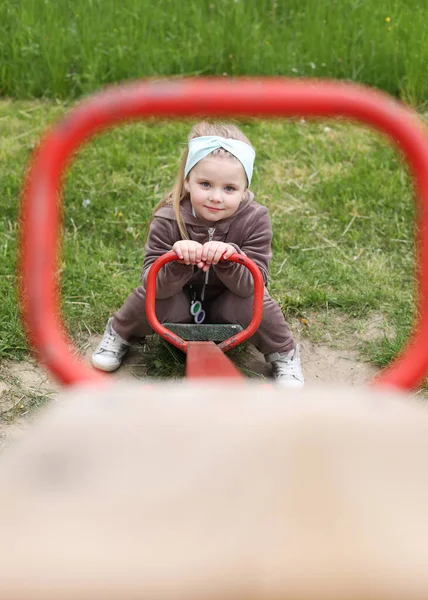 Ett Barn Lekplatsen Spelar Nära Gungan Barndom Friska Luften Underhållning — Stockfoto