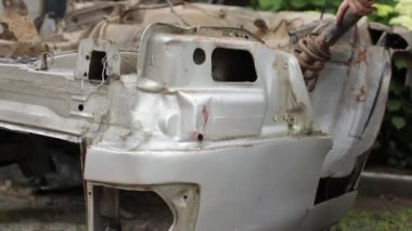 Araba tamiri kazadan sonra yapılmaz. Araba bir hurdalıkta paslanıyor. Hurda metalden kurtulun. Yedek parçaların sökülmesi, hurda metal teslimatı.