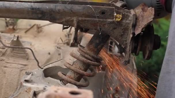 Ремонт Автомобіля Після Аварії Підлягає Пиляння Старої Машини Машина Іржавіє — стокове відео