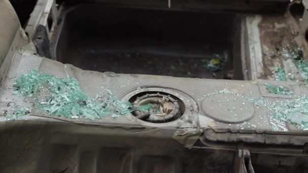 车祸后的汽车修理不受影响 汽车在垃圾场生锈了 被处理掉的废金属 车子周围有很多碎玻璃 被毁的运输 — 图库视频影像