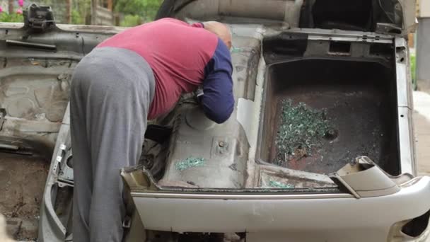 车祸后的汽车修理不受影响 汽车在垃圾场生锈了 被处理掉的废金属 车子周围有很多碎玻璃 被毁的运输 — 图库视频影像