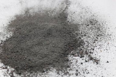 Beyaz arka planda çimento. Sigara külleri çimento gibidir, bir sürü toz. Beyaz arka planda serpiştirilmiş gri toz. Gri madde, çok ince.