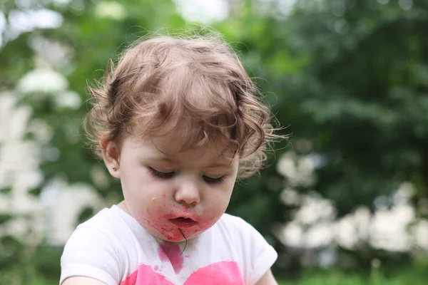 Ett Barn Äter Röd Körsbär Hennes Mun Smutsig Från Bären — Stockfoto