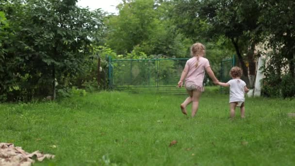 Ένα Κοριτσάκι Γυμνά Πόδια Στο Γρασίδι Σανδάλια Καλοκαίρι Ξεκούραση Πράσινο — Αρχείο Βίντεο