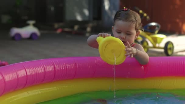 Ein Kind Spielt Einem Kinderbecken Schwimmen Hof Aufblasbares Becken Schatten — Stockvideo