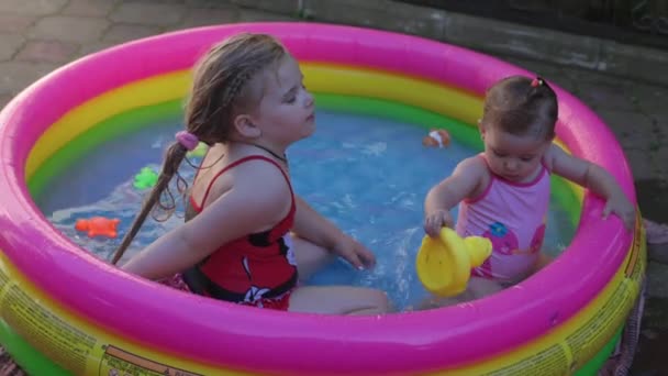 Ett Barn Leker Barnpool Simning Gården Uppblåsbar Pool Skuggan Flicka — Stockvideo