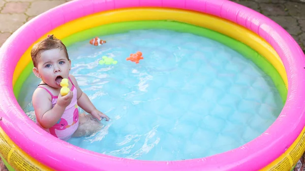 Ребёнок Играет Детском Бассейне Плавание Дворе Надувной Бассейн Тени Девушка — стоковое фото
