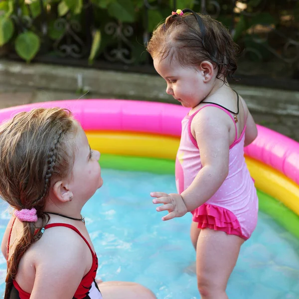 Çocuk Havuzunda Oynayan Bir Çocuk Bahçede Yüzmek Gölgede Şişme Havuz — Stok fotoğraf