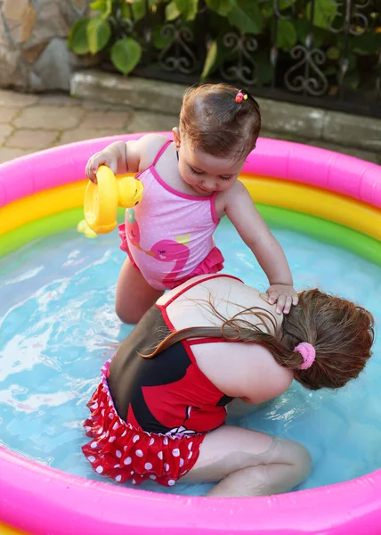 Dítě Hraje Dětském Bazénu Plavání Dvoře Nafukovací Bazén Stínu Dívka — Stock fotografie