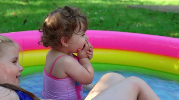 Kinder Pool Sommer Ist Heiß Ein Kleines Mädchen Ein Kind — Stockvideo