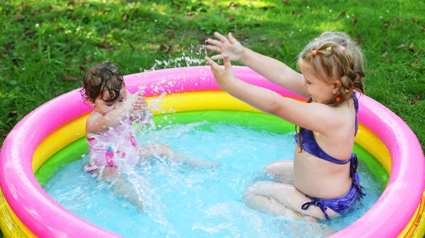 Havuzdaki Çocuklar Yazın Çok Sıcak Olur Küçük Bir Kız Çocuk — Stok fotoğraf