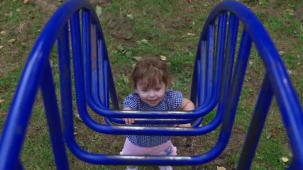 Parque Infantil Aldeia Recreação Para Crianças Carrosséis Entretenimento Outras Crianças — Vídeo de Stock