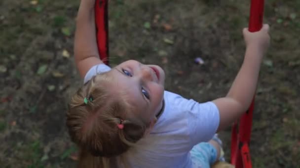Kinderspielplatz Dorf Erholung Für Kinder Karussells Und Andere Kinderunterhaltung Schaukeln — Stockvideo