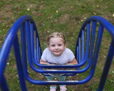 Köyde çocuk parkı, çocuklar için eğlence. Atlıkarınca ve diğer çocukların eğlencesi. Çocukların oynaması için salıncak. Dışarıda oynayın. Küçük bir lunapark..