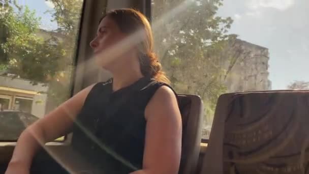 Дівчина Сидить Їде Автобусі Вона Дивиться Вікно Міський Пейзаж Громадський — стокове відео