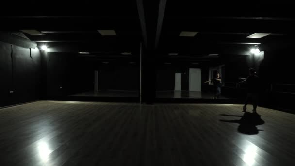 Homem Está Dançando Hip Hop Sua Silhueta Visível Escuro Salão — Vídeo de Stock