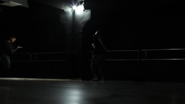 Muž Tancuje Hip Hop Jeho Silueta Vidět Tmě Tmavá Síň — Stock video