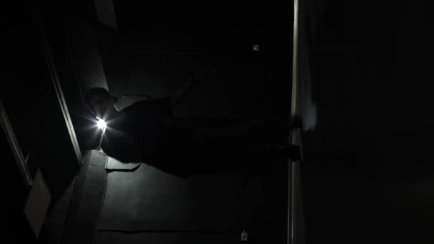 Uomo Sta Ballando Hip Hop Sua Silhouette Visibile Buio Una — Video Stock