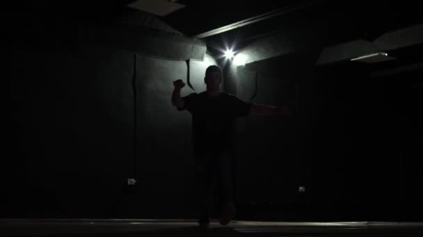Bir Adam Hip Hop Yapıyor Silueti Karanlıkta Görünür Karanlık Bir — Stok video