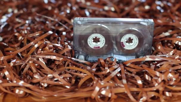 录音带 在磁带的背景上 复古风格 过时的设备 很多盒式磁带的胶卷 收音机盒式磁带 1970 1990年间的旧音乐 古旧记录 — 图库视频影像