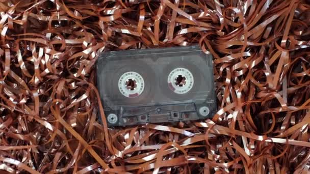 テープの背景にあるオーディオカセット レトロスタイル クラシック 時代遅れの装備 カセットからのたくさんのフィルム ラジオのためのカセット 1970 1990年の古い音楽 ヴィンテージ レコード — ストック動画