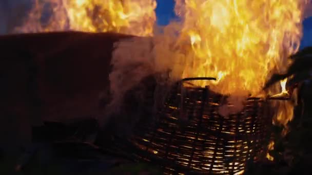Pali Się Wielki Ogień Drewno Opał Śmieci Nocy Wybuchł Pożar — Wideo stockowe