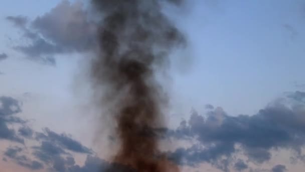 焚烧垃圾 夜间失火了 环境污染 一场很难扑灭的大火 一缕浓烟 在夜空的背景下 黑烟弥漫 — 图库视频影像
