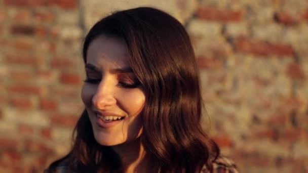 Ein Schönes Brünettes Mädchen Singt Hof Eine Frau Die Gerne — Stockvideo