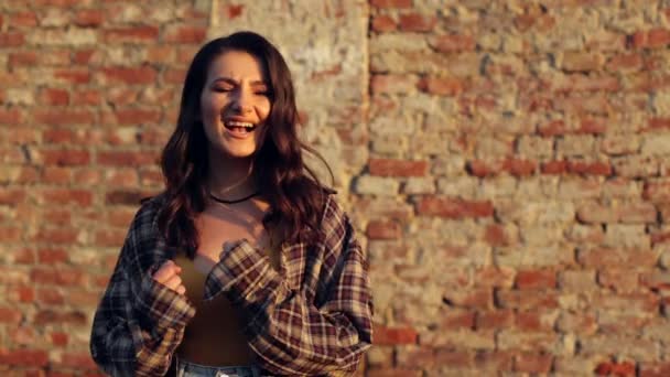 Uma Linda Garota Morena Canta Quintal Uma Mulher Que Gosta — Vídeo de Stock