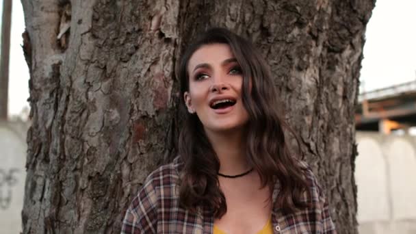 Piękna Brunetka Śpiewa Podwórku Kobieta Która Lubi Śpiewać Śpiewa Zewnątrz — Wideo stockowe