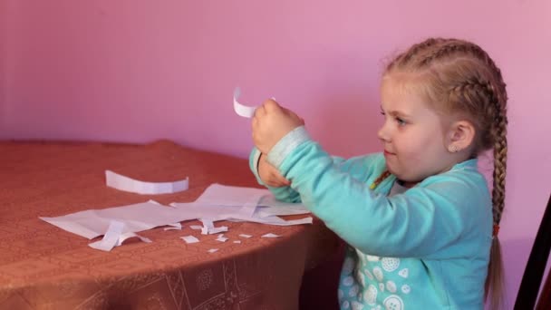 Ребенок Режет Ножницами Бумагу Маленькая Девочка Сидит Режет Белую Бумагу — стоковое видео