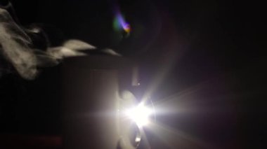 Arkadan gelen ışıkla aydınlatılmış, siyah arka planda bir fincan kahve. Geceleri siluetli, kahve bariz bir şekilde görülebiliyor. Espresso yapıyorum, mola zamanı..