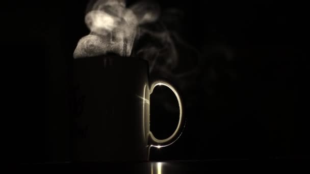 Eine Tasse Kaffee Auf Schwarzem Hintergrund Von Hinten Beleuchtet Nachts — Stockvideo