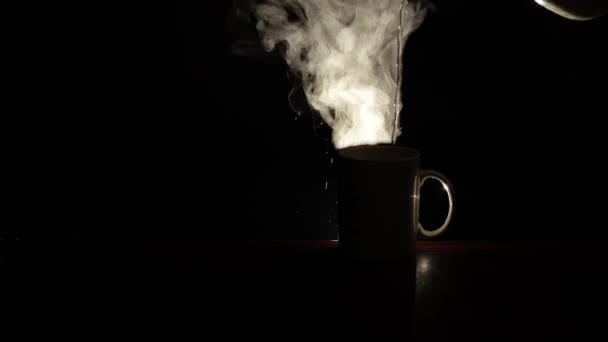 Ένα Φλιτζάνι Καφέ Μαύρο Φόντο Φωτισμένο Από Φως Από Πίσω — Αρχείο Βίντεο