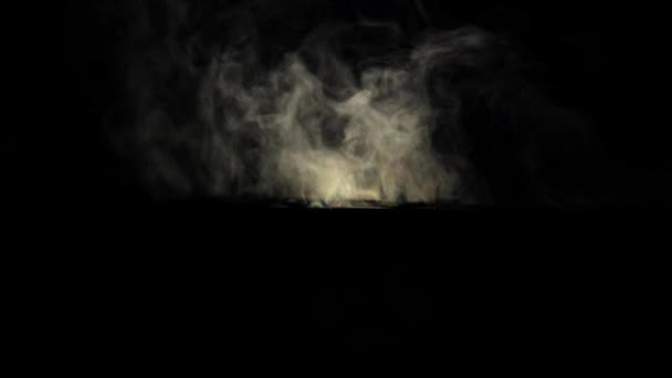 Rauch Auf Schwarzem Grund Verdunstung Durch Heißes Wasser Dampf Steigt — Stockvideo