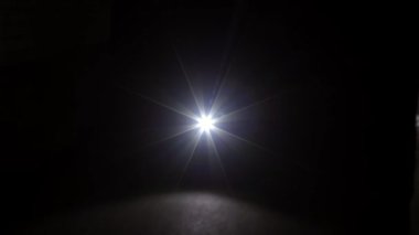 Hip hop dansı silueti. Karanlıkta dans eden, geceleri dans eden bir çocuk. İnsanlar dinamik hareketler yapar, modern tarzda. El fenerinin ışığı, evin yakınındaki şehirde dans ediyor.